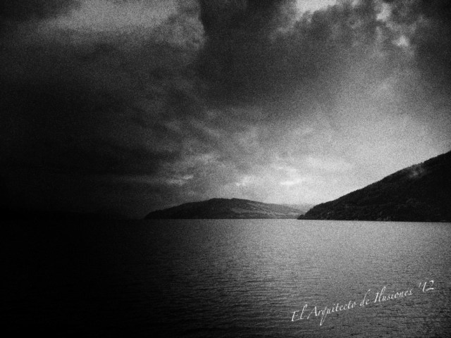 Lago Ness en blanco y negro